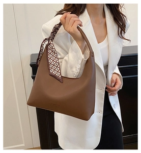 Sac à main en cuir marron avec lettrage fashion et détail de foulard en soie