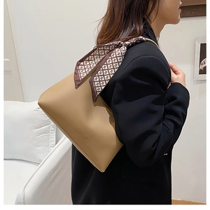 Détail du sac bandoulière en cuir PU camel orné d'un foulard en soie vintage élégant