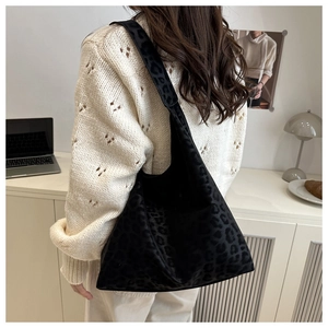 Sac fourre-tout à motif léopard porté pour un look de bureau moderne et élégant