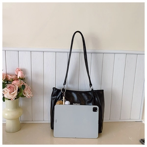 Grand sac cabas noir en similicuir avec tablette pour échelle et breloque décorative