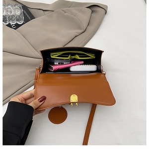 Borsa a tracolla in ecopelle marrone con interno spazioso per occhiali da sole e portafoglio