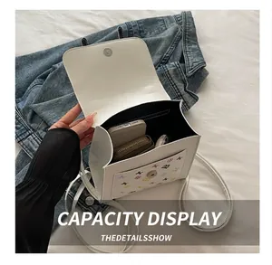 Vue détaillée de l'intérieur du sac à dos blanc avec espace pour téléphone et portefeuille