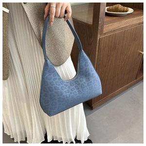 Nahaufnahme der blauen Hobo-Tasche mit Leopardenmuster, Metallreißverschluss und Wildleder