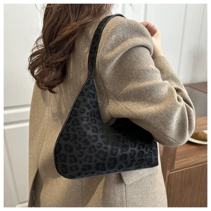 Detail der Hobo-Tasche mit Leopardenmuster aus Wildleder, kombiniert mit braunem Blazer
