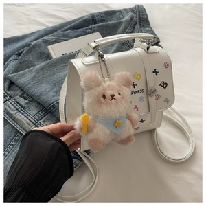 Détail du sac à bandoulière en PU blanc avec imprimé coloré et charme d'ours rose
