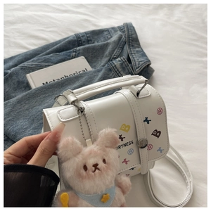 Détail du sac carré en cuir PU blanc avec imprimé pop art et breloque lapin en peluche