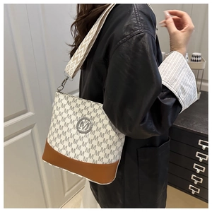 Détail du sac seau avec toile à monogramme M et large bandoulière géométrique