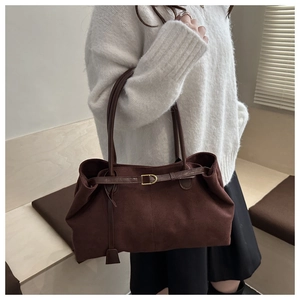 Détail du sac cabas en daim marron avec anneau en D doré et fines bretelles élégantes