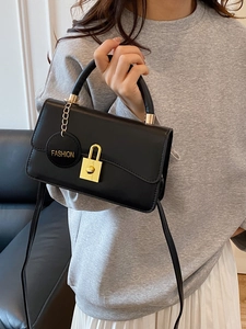 Borsa a mano alla moda in ecopelle nera con chiusura dorata e una tracolla sottile