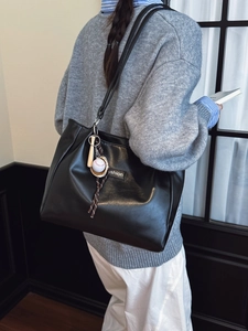 Sac fourre-tout noir minimaliste en cuir PU avec breloques de baseball et bandoulière