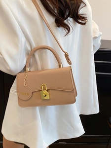 Elegante borsa a tracolla in pelle beige con fibbia dorata e ciondolo alla moda