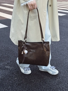Grand sac cabas marron minimaliste avec étiquette fashion et pendentif de baseball