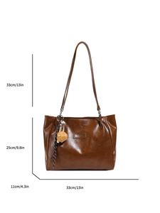 Sac à main marron en cuir avec étiquette de mode et porte-clé burger, taille 33x25x11cm