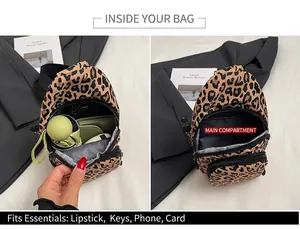 Vue détaillée du sac bandoulière léopard montrant la capacité intérieure et double zip