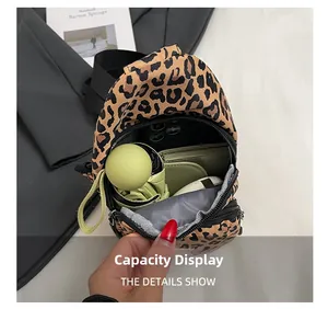 Détail du sac de poitrine léopard montrant l'espace pour téléphone et parapluie