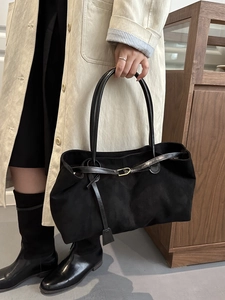 Grand sac cabas en daim noir avec poignées en cuir et détails dorés pour l'automne