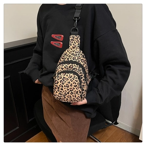 Gros plan du sac bandoulière léopard avec fermetures éclair et sangle réglable