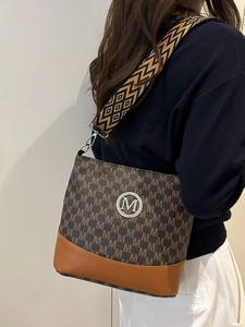 Sac seau chic avec motif monogramme vintage et bandoulière tissée colorée