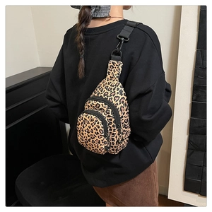 Détail du sac bandoulière à motif léopard avec double zip et bandoulière nylon