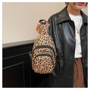 Gros plan du sac bandoulière léopard avec double fermeture éclair et sangle ajustable