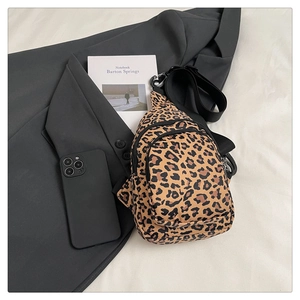 Vue détaillée du sac bandoulière en toile imprimé léopard avec une sangle réglable