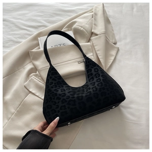 Detail der schwarzen Hobo-Tasche mit Leopardenmuster, Wildlederoptik und Bodennoppen