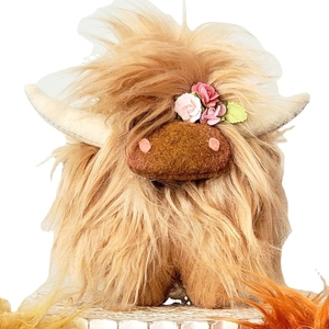 Peluche artigianale di mucca delle Highlands con pelo folto e decori floreali