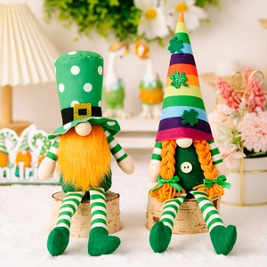 Détail de gnomes de la Saint-Patrick chapeau vert et rayures arc-en-ciel en peluche