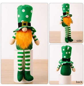 Vue sous trois angles du gnome de la Saint-Patrick avec chapeau vert et jambes rayées