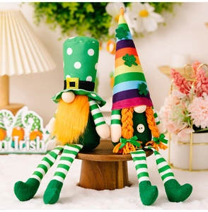 Détail de gnomes de la Saint-Patrick en peluche avec chapeaux arc-en-ciel et rayures