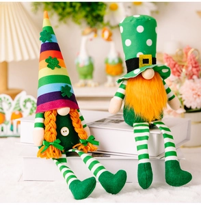Détail de gnomes de la Saint-Patrick avec chapeaux arc-en-ciel et barbes orange sur livres