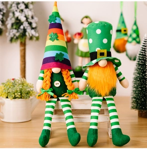 Détail de gnomes de la Saint-Patrick avec chapeaux verts et jambes rayées pendantes