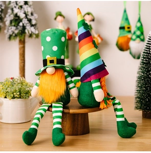 Paire de gnomes de la Saint-Patrick avec chapeaux arc-en-ciel et à pois sur bois