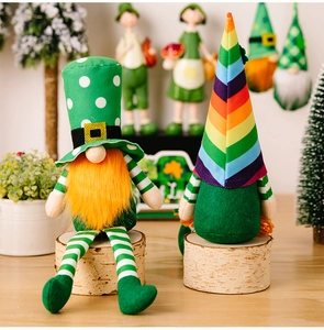 Détail de gnomes de la St Patrick avec chapeaux verts et rayures arc-en-ciel sur bois