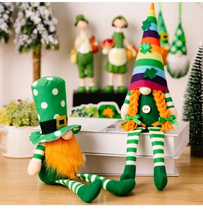 Gnomes de la Saint-Patrick en peluche avec trèfles et longues jambes pendantes