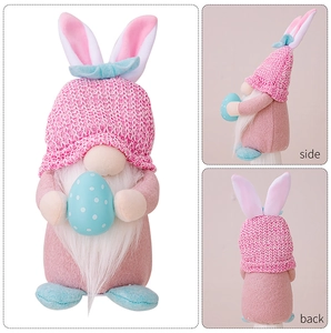 Vista tripla dello gnomo di Pasqua rosa con orecchie da coniglio e uovo blu