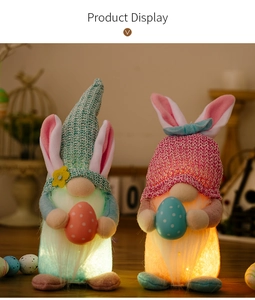 Gnomi di Pasqua luminosi con orecchie di coniglio che tengono uova a pois colorati