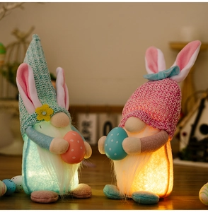 Gnomi di Pasqua luminosi con orecchie da coniglio e uova colorate con LED