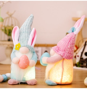 Dettaglio di gnomi pasquali luminosi con orecchie di coniglio e uova colorate