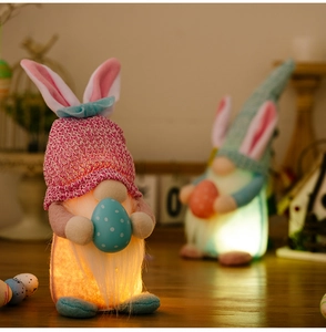 Dettaglio di gnomi pasquali luminosi con orecchie da coniglio e uova colorate e luci