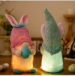 Dettaglio di gnomi pasquali luminosi con luci LED e orecchie da coniglio decorativi