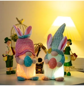 Gnomi di Pasqua luminosi con orecchie di coniglio, uova colorate e barbe di peluche