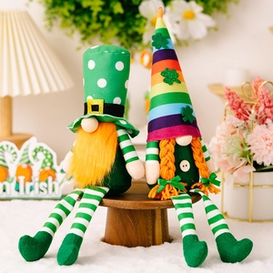 Lot de gnomes de la Saint-Patrick avec chapeaux arc-en-ciel et chaussettes vertes