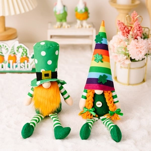 Gnomes de la Saint-Patrick en peluche avec trèfle vert et chapeau arc-en-ciel