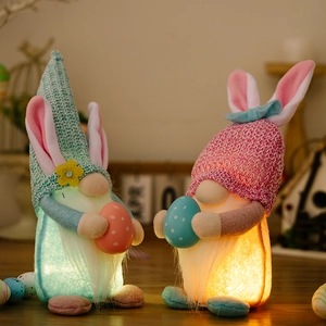 Gnomi di Pasqua luminosi con orecchie da coniglio e uova colorate in ambiente caldo