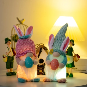 Gnomi pasquali luminosi in peluche con orecchie da coniglio e uova di Pasqua colorate