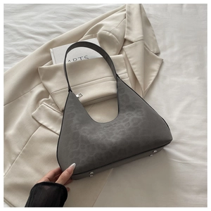 Detailaufnahme der Schultertasche mit Leopardenmuster, Wildleder und Metall-Nieten