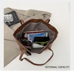 Vue intérieure du cabas marron montrant sa grande capacité pour tablettes et objets