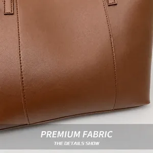 Vue macro détaillée du cuir marron avec des coutures soignées sur un sac pour femmes