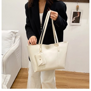 Détail du grand sac cabas en similicuir blanc avec poche intérieure et mini pochette
